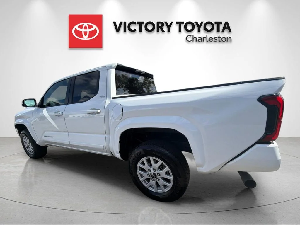 Used 2025 White Toyota SR5 image 3