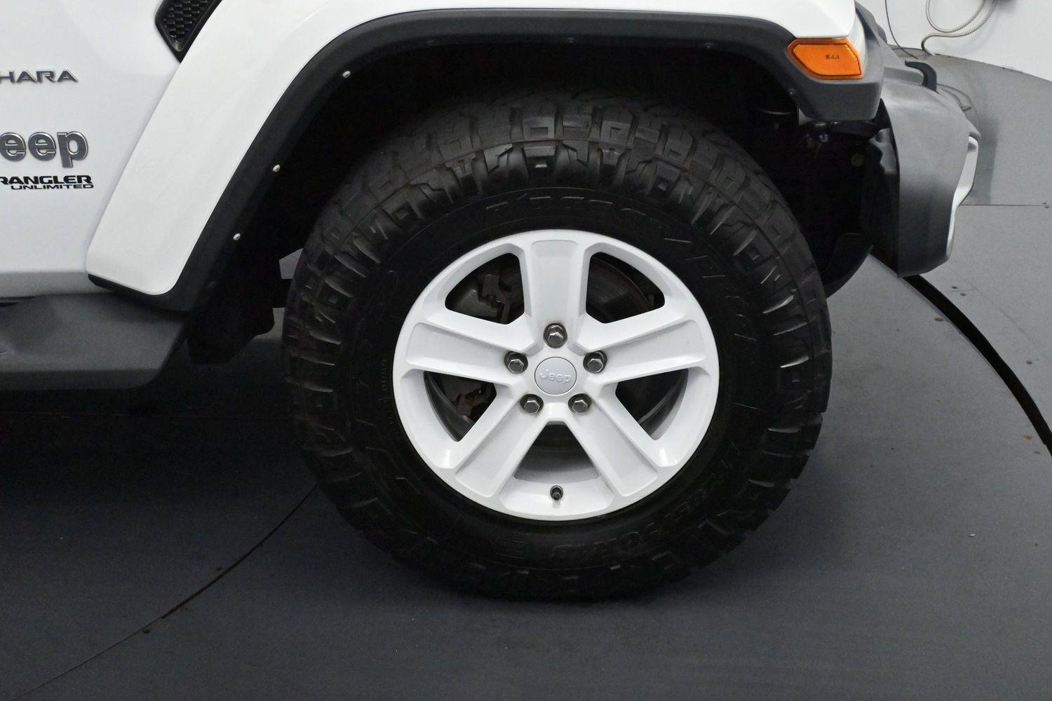 Used 2022 Bright White Clearcoat Jeep Unlimited Sahara image 32