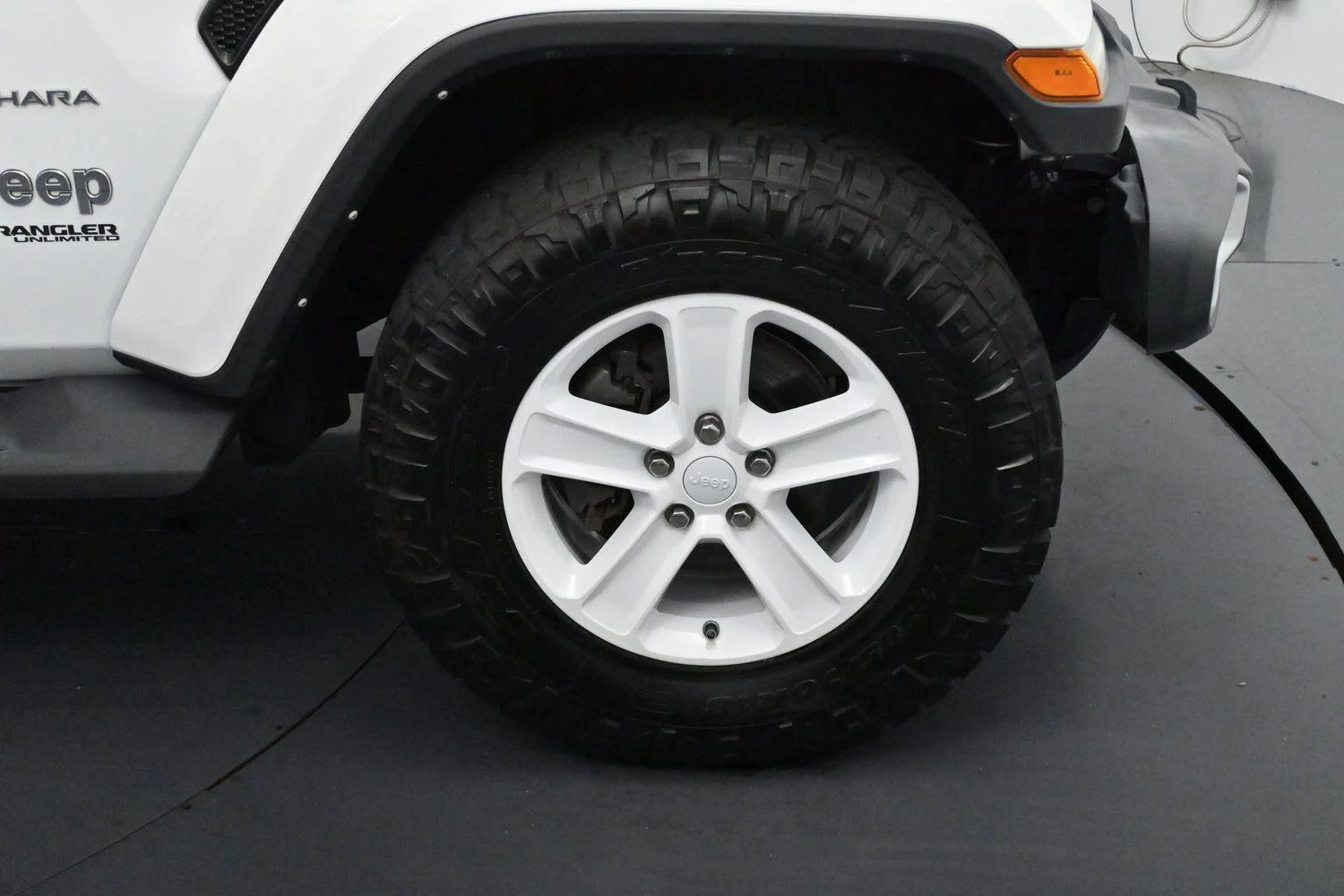 Used 2022 Bright White Clearcoat Jeep Unlimited Sahara image 32