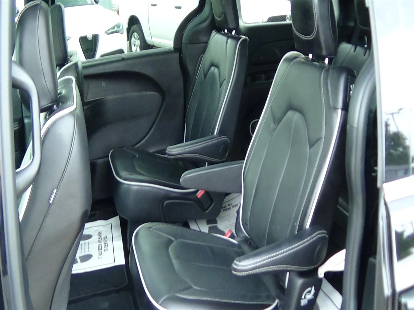 Used 2026 Diamond Black Crystal Pearl Coat (pxj) Chrysler Limited image 13