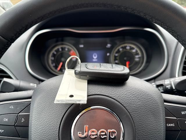 Used 2022 Bright White Clearcoat Jeep Trailhawk image 30