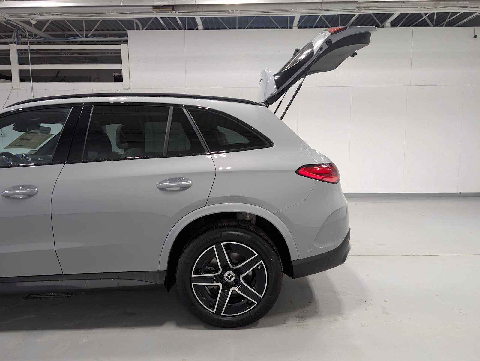 New 2026 MANUFAKTUR Alpine Grey Mercedes-Benz GLC 300 image 9