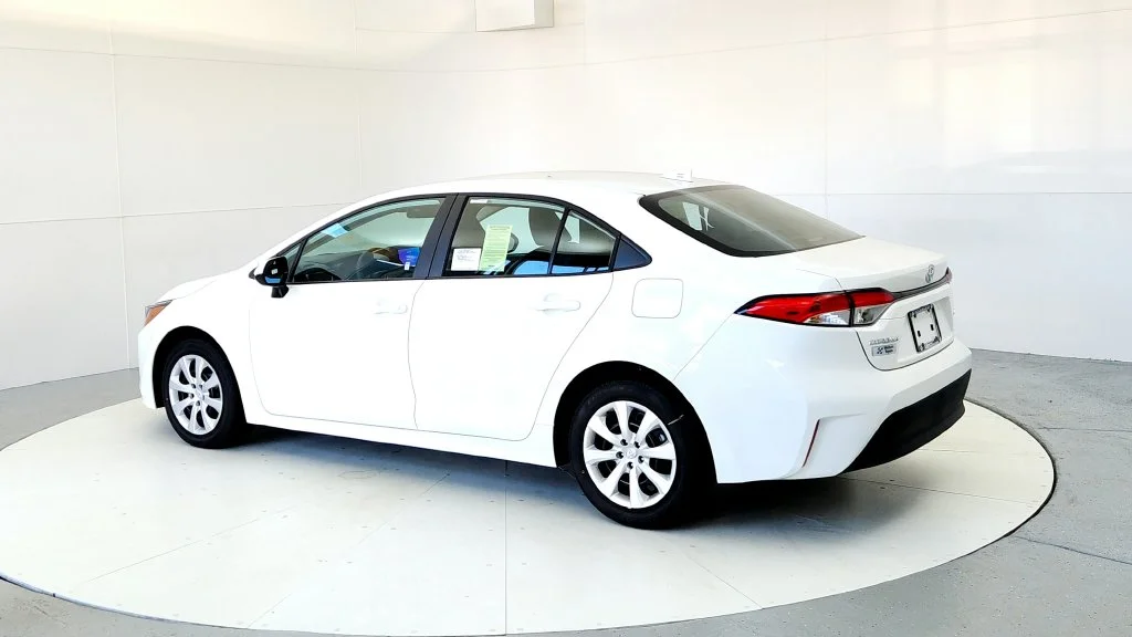 New 2027 Ice Cap Toyota LE image 4