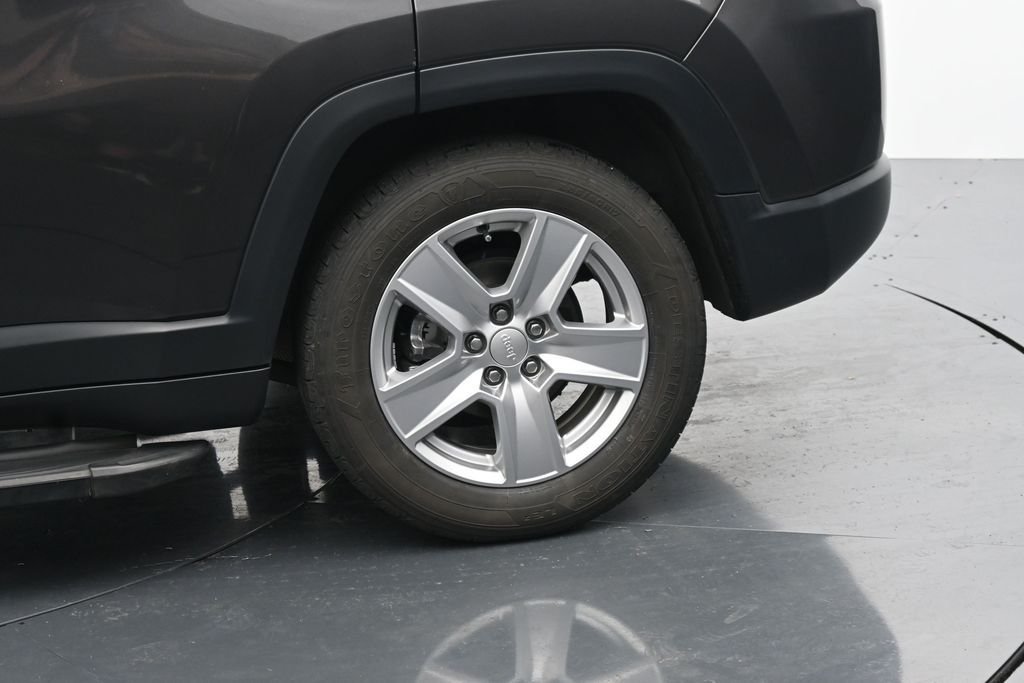 Used 2022 Gray Jeep Latitude image 13