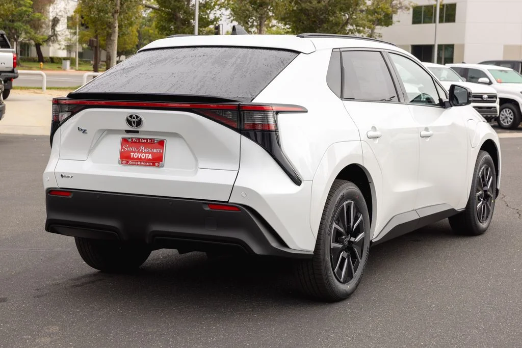 New 2026 Wind Chill Pearl <sup>1</sup> Toyota  XLE image 5