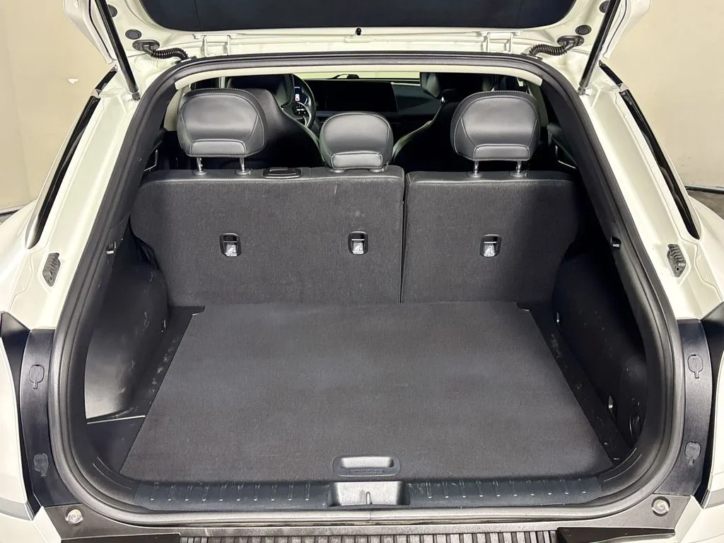 Used 2024 Snow White Pearl Kia Light image 21