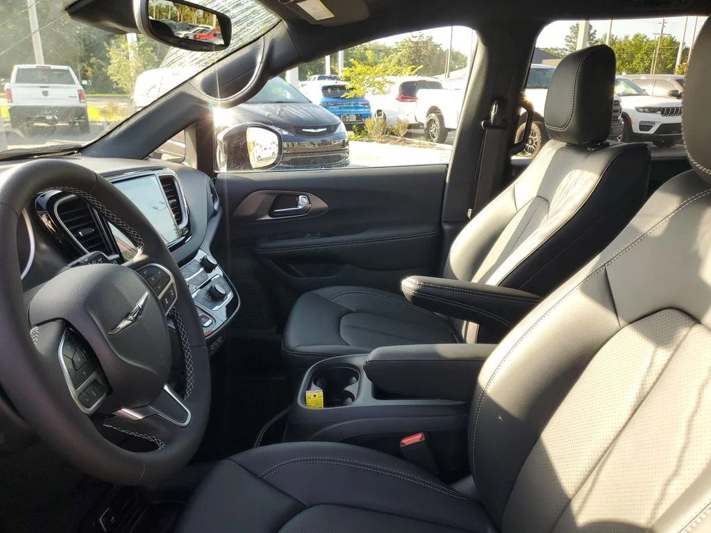 2025 Chrysler Voyager LX - Photo 9