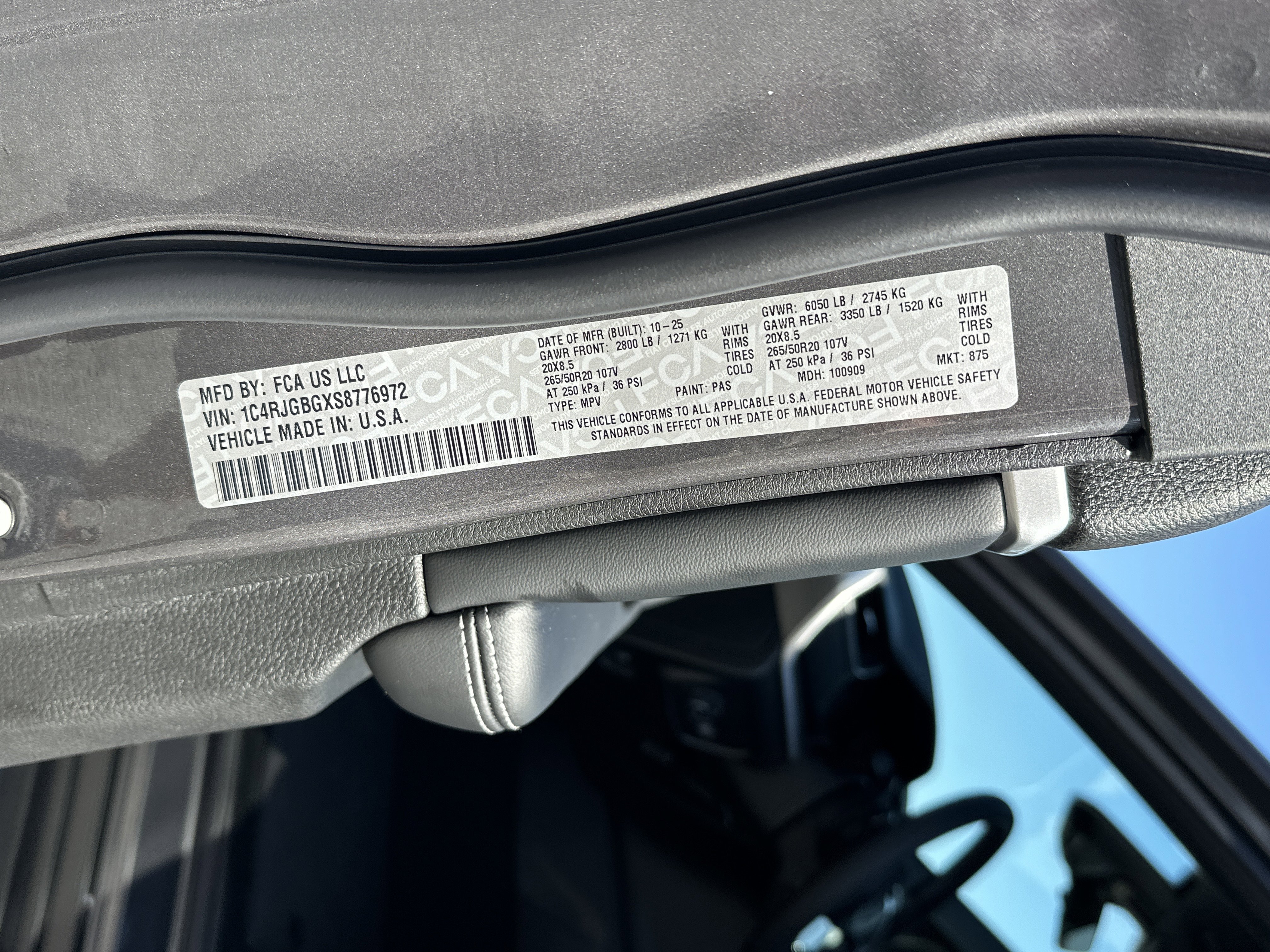 New 2025 Baltic Gray Metallic Clear-Coat Exterior Paint Jeep Limited image 33