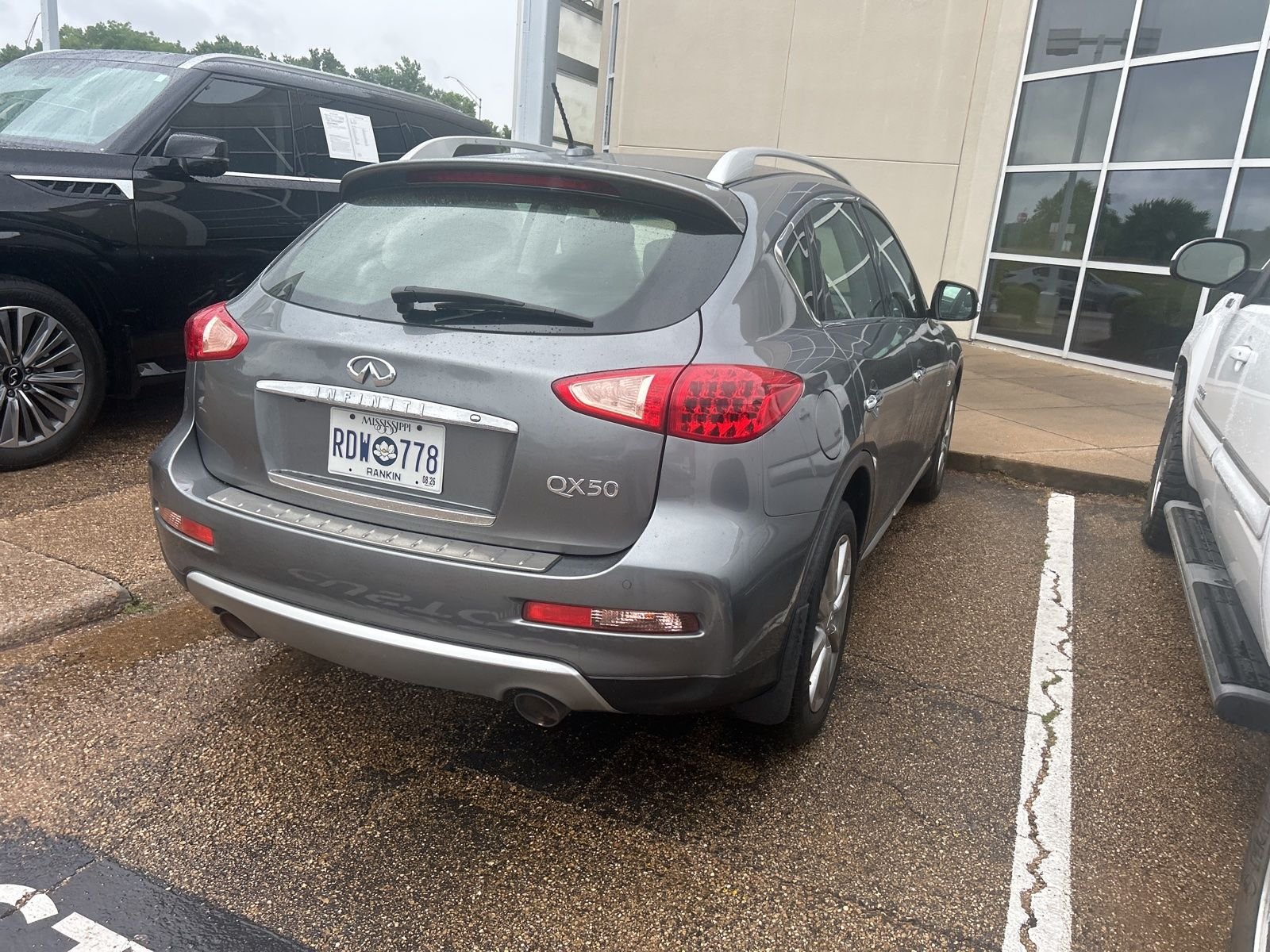 Used 2017 Gray INFINITI Base image 10