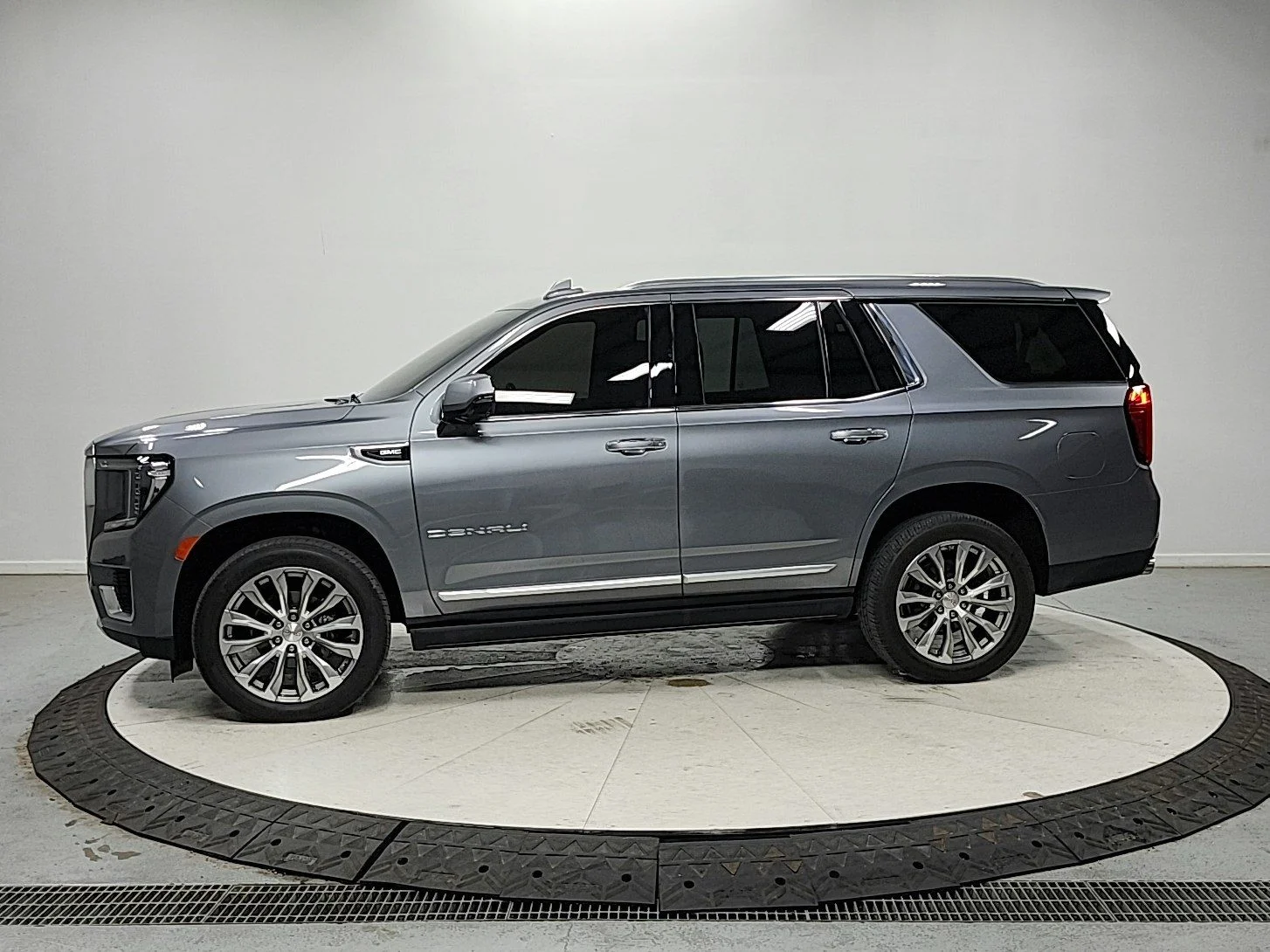 Used 2021 Gray GMC Denali image 4