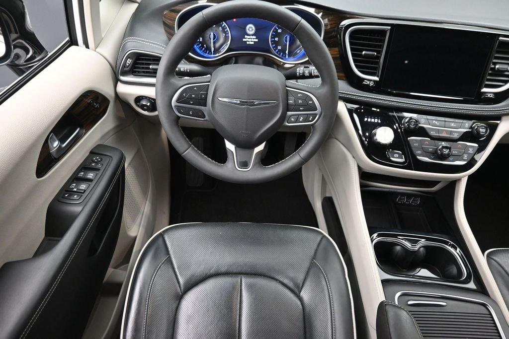 Used 2024 White Chrysler Limited image 15