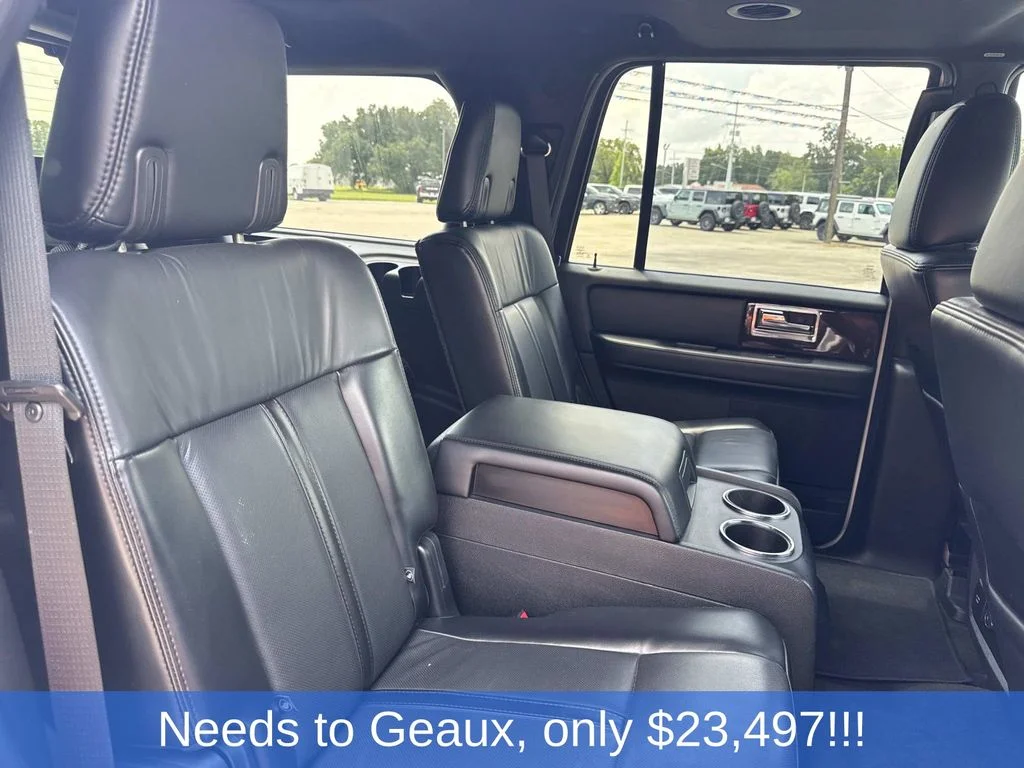 Used 2017 White Lincoln Select image 24
