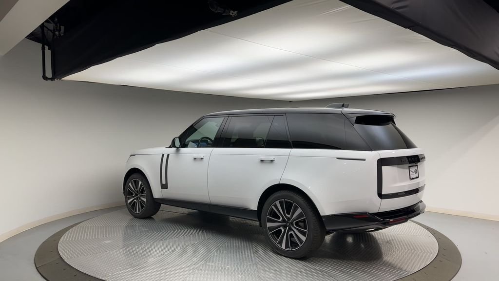 Used 2024 Fuji White Land Rover SE image 6