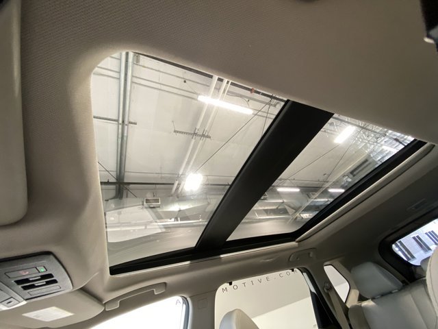 Used 2021 Pearl White Tricoat Nissan SL image 18