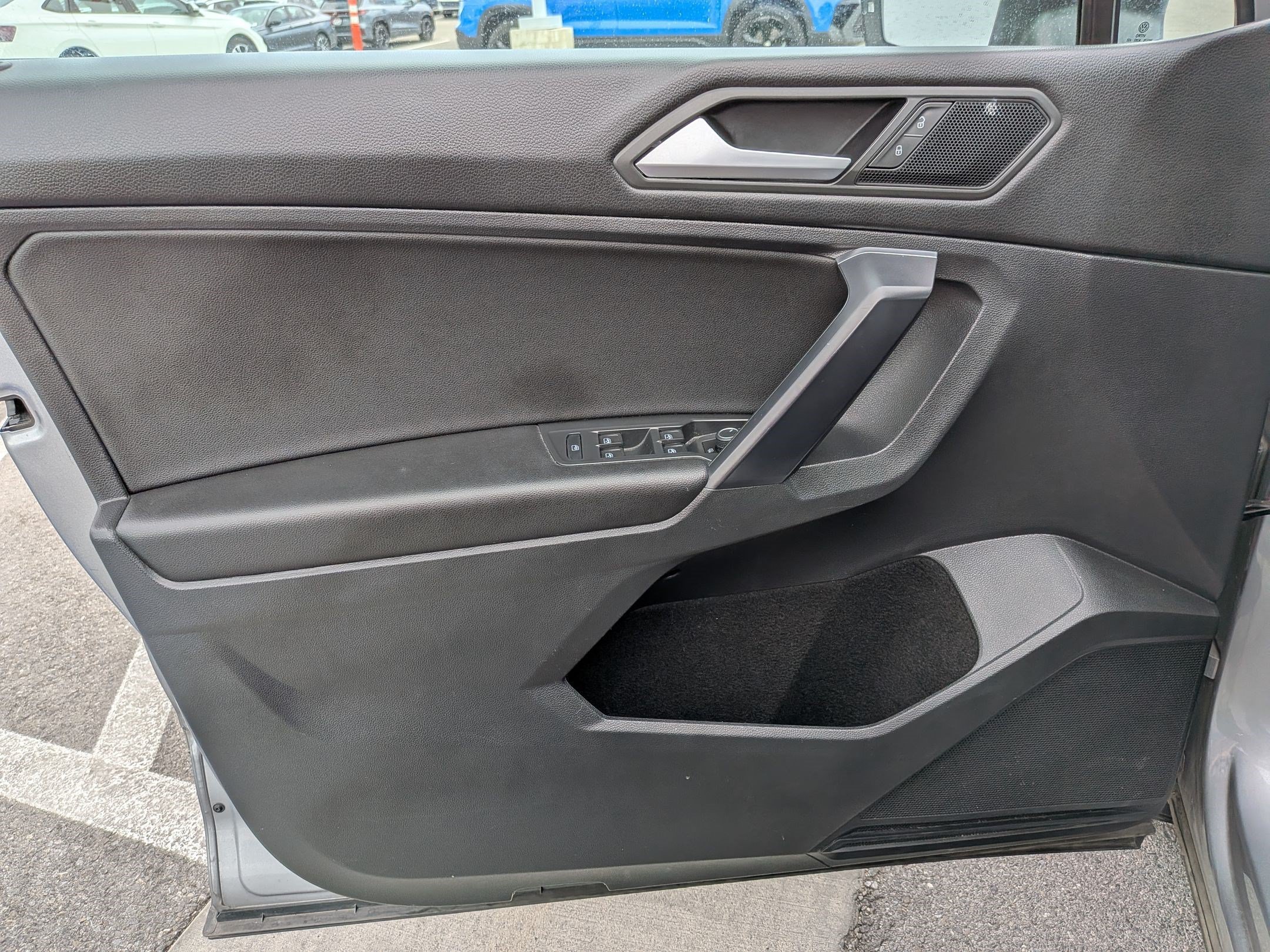 Used 2021 Pyrite Silver Metallic Volkswagen SE image 13