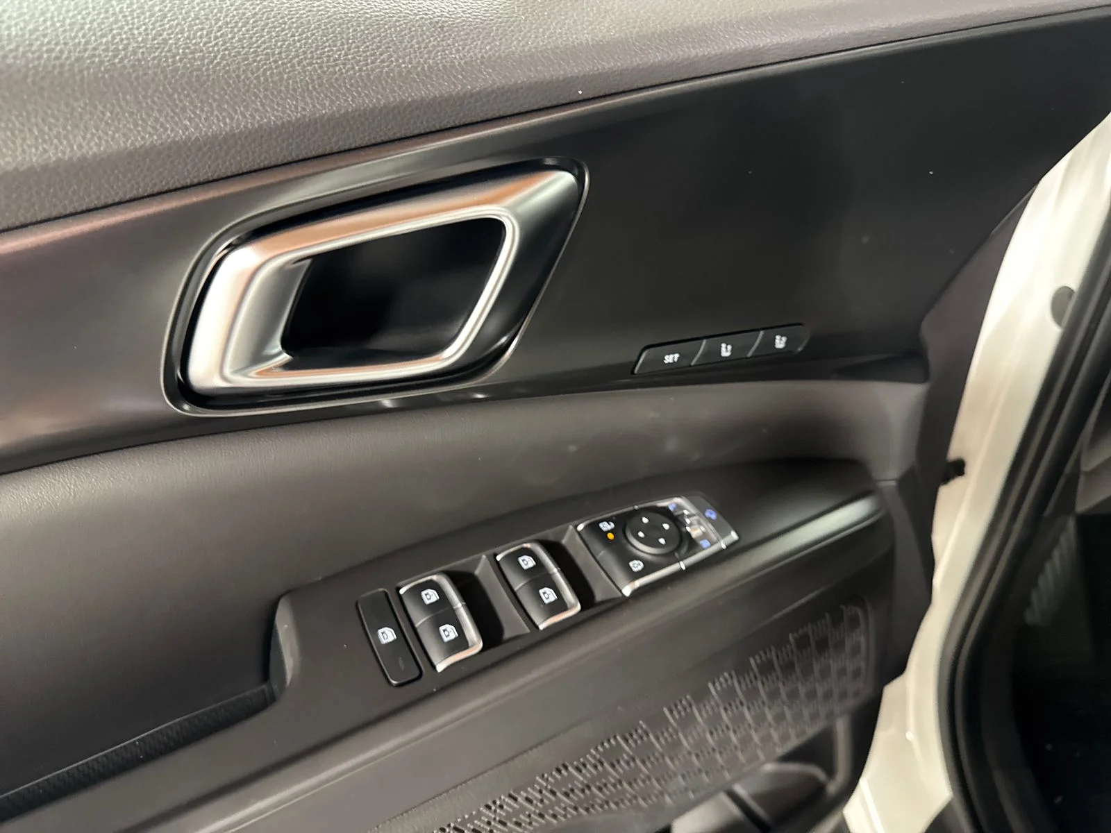 New 2027 Snow White Pearl Kia EX image 12