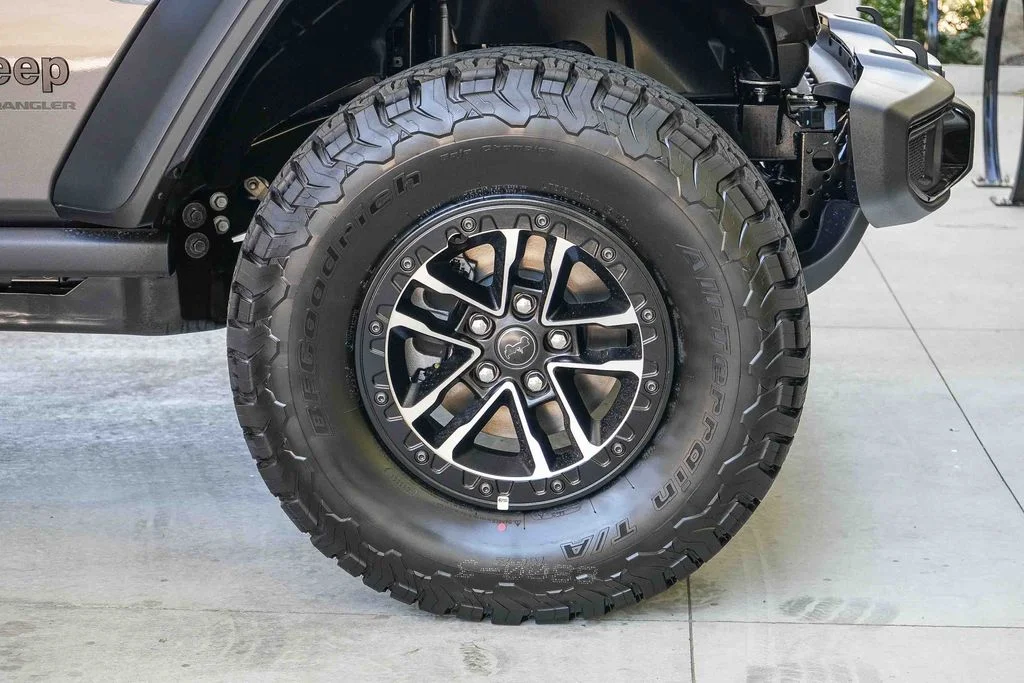 New 2026 Granite Crystal Metallic Clear-Coat Exterior Paint Jeep Willys image 10