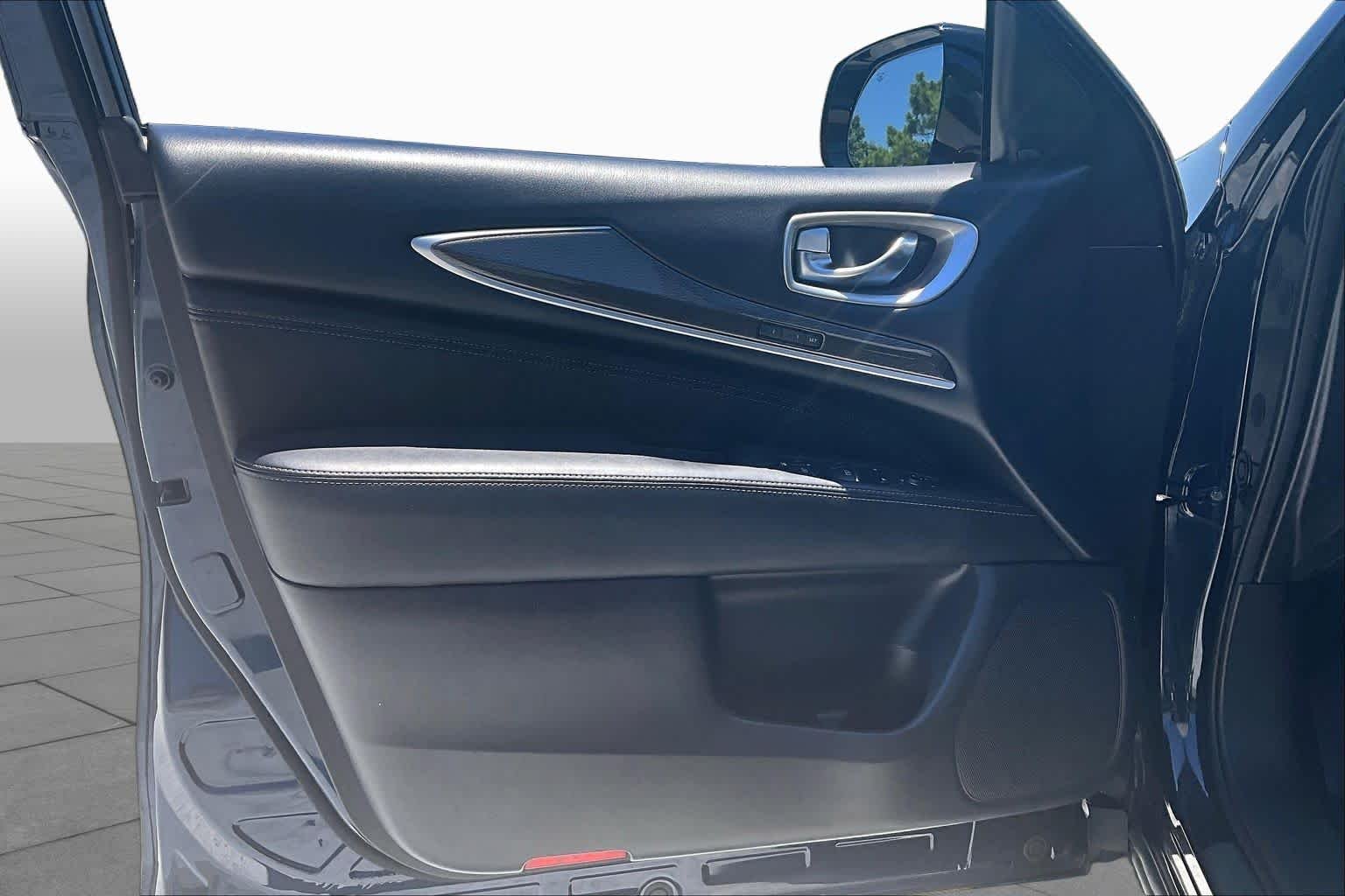 Used 2017 Hermosa Blue INFINITI  image 21
