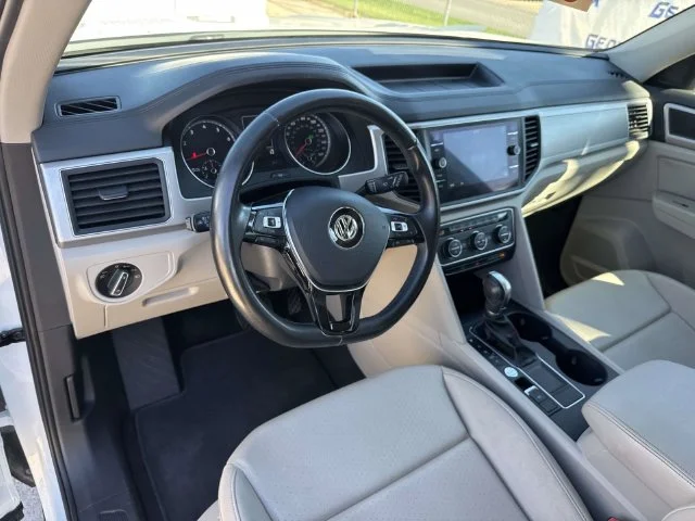 Used 2018 White Volkswagen 3.6L V6 SE image 32