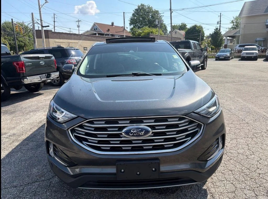 Used 2019 Gray Ford SEL image 2