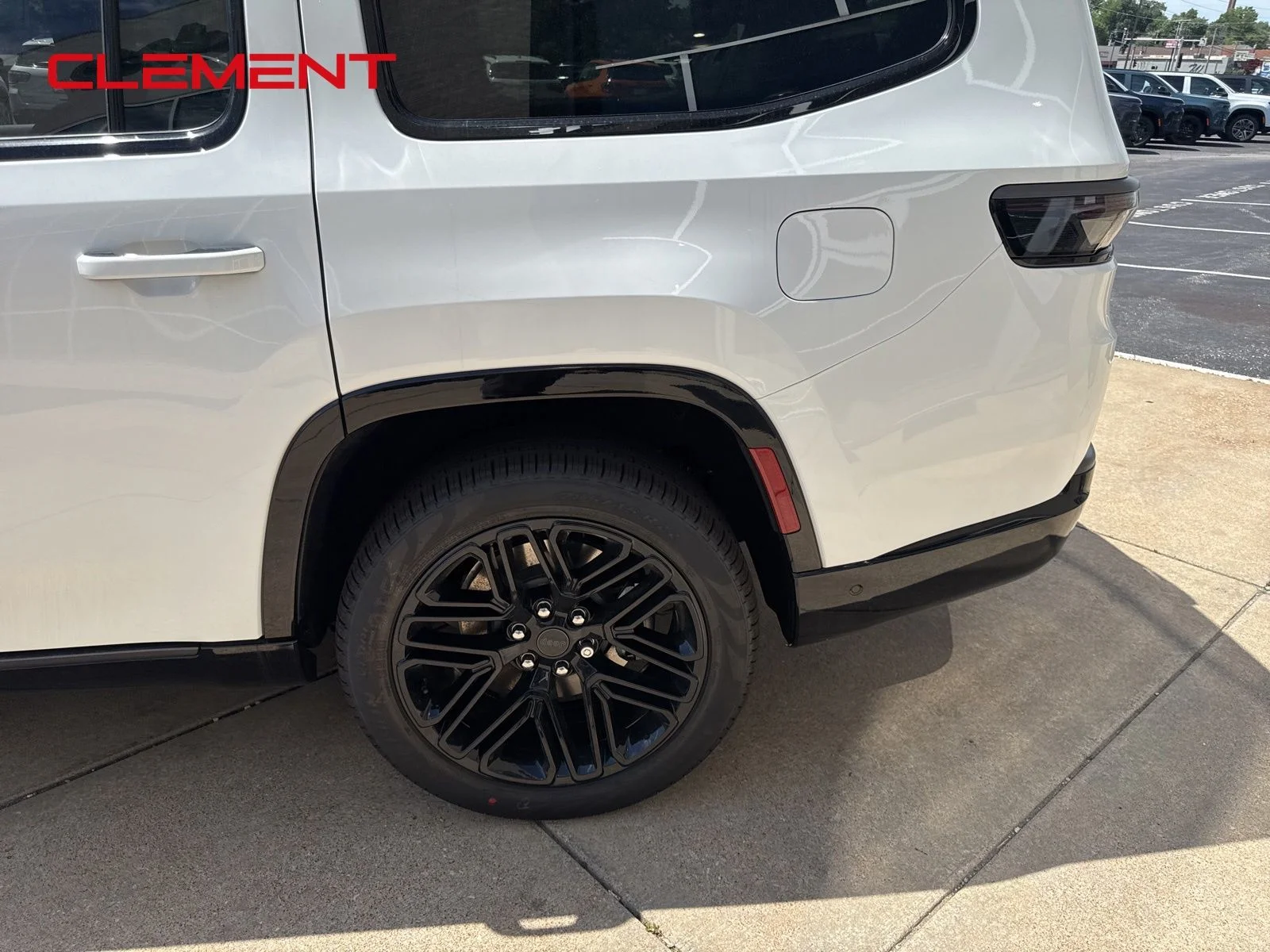 New 2026 Bright White Clear-Coat Exterior Paint Jeep Limited Reserve image 4