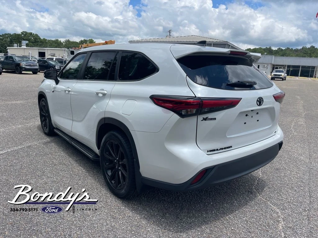 Used 2023 Pearl Toyota LE image 12