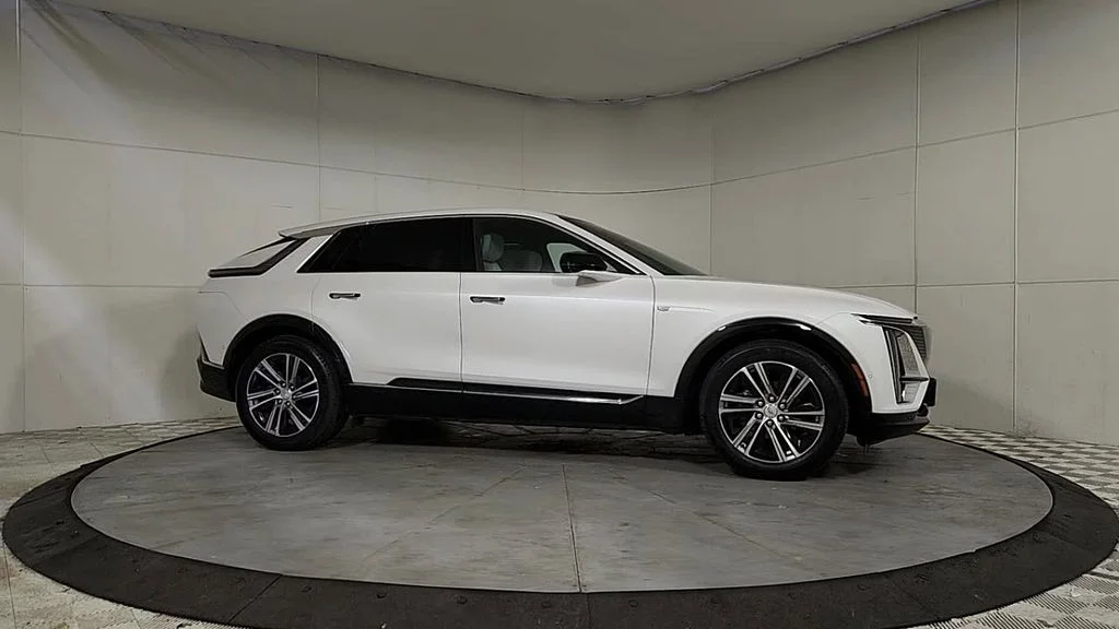 Used 2024 White Cadillac Luxury image 9