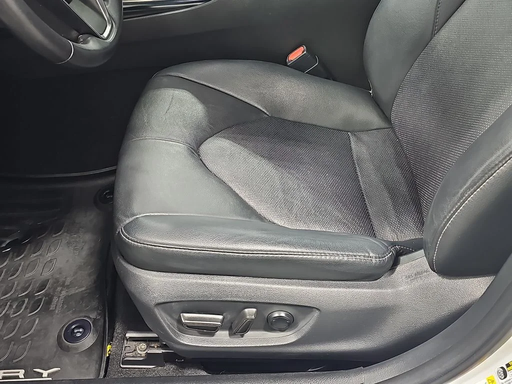 Used 2018 Beige Toyota XSE V6 image 30