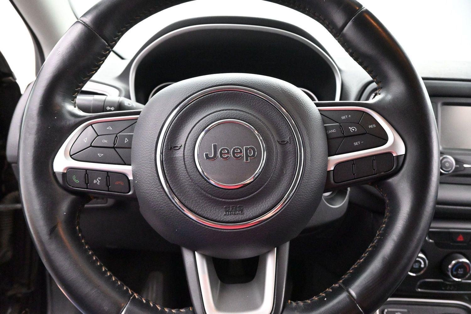 Used 2018 Diamond Black Crystal Pearlcoat Jeep Latitude image 15