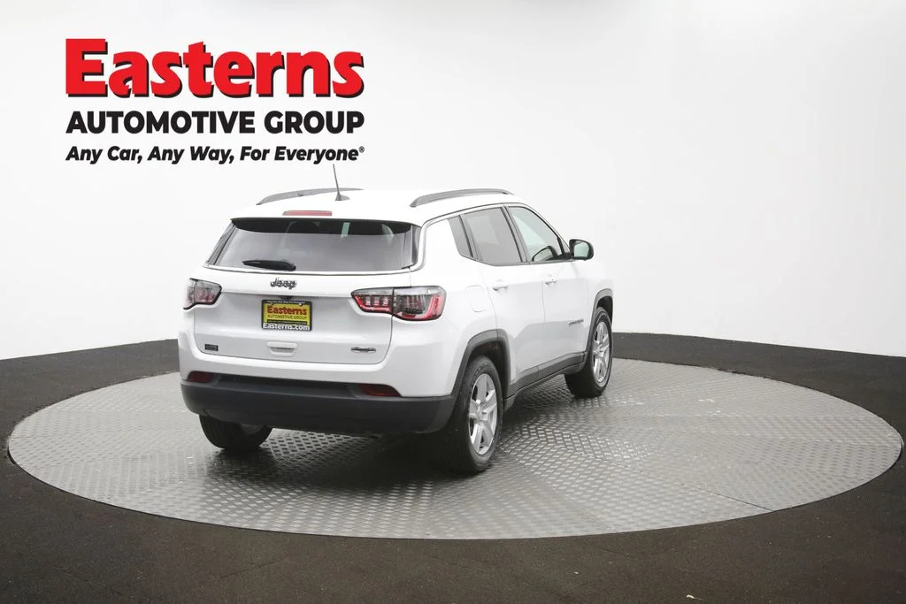 Used 2022 White Jeep Latitude image 39