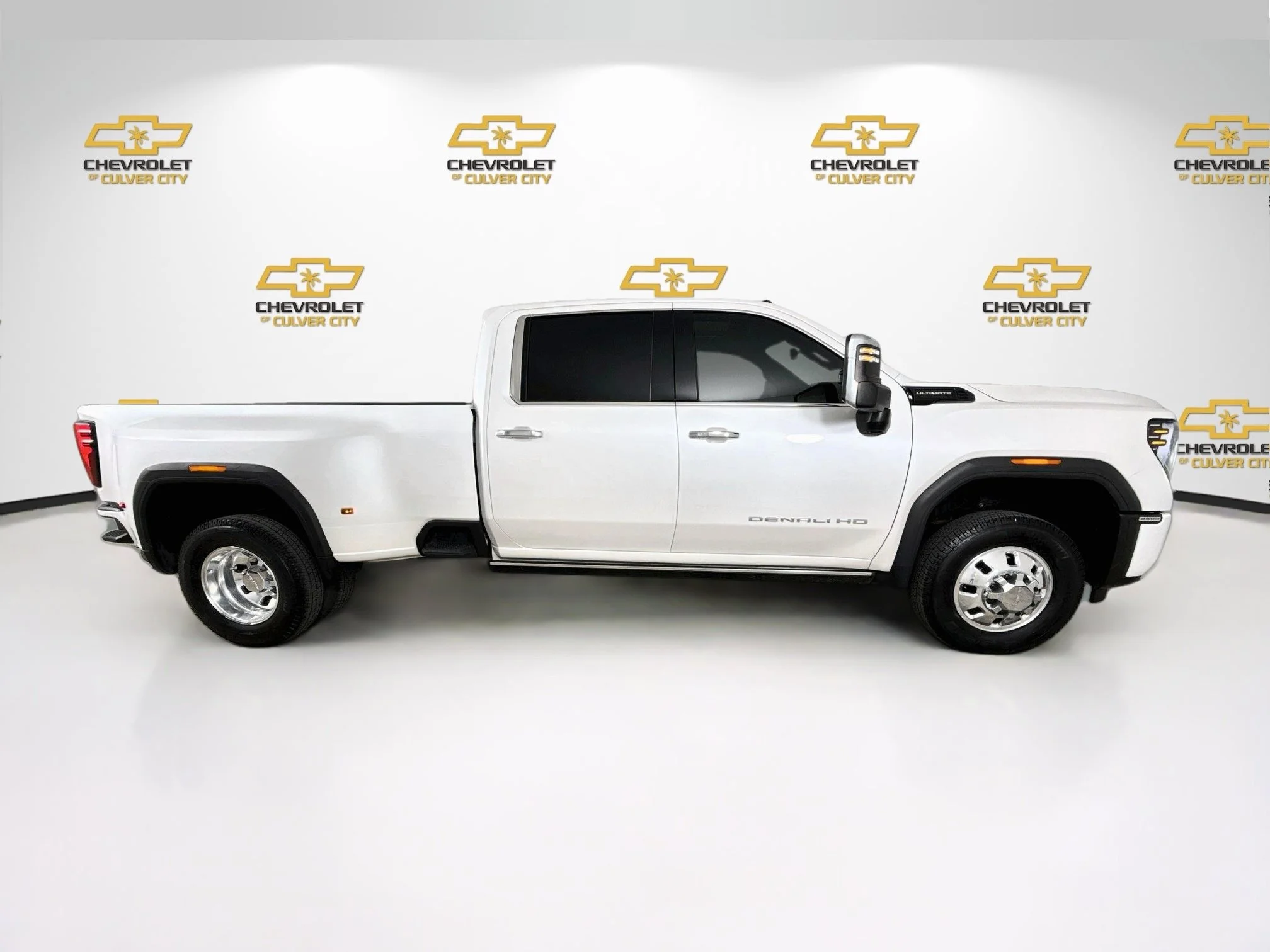Used 2024 White Frost Tricoat GMC Denali Ultimate DRW image 9