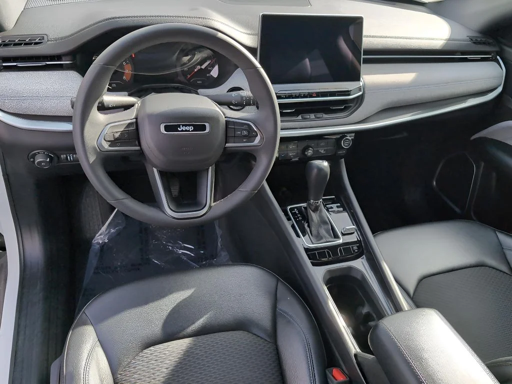 Used 2024 Bright White Clearcoat Jeep Latitude image 9