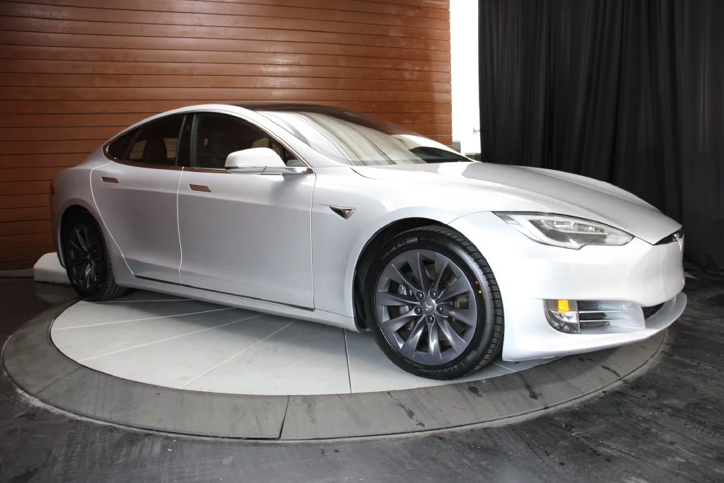 Used 2018 Obsidian Black Metallic Tesla  image 19