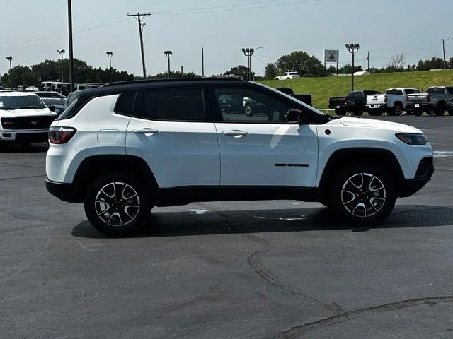 New 2026 Bright White Clear-Coat Exterior Paint Jeep Trailhawk image 8