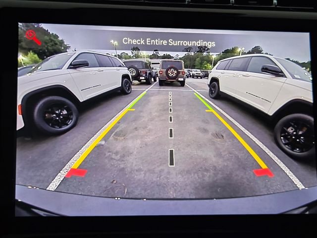 New 2025 Diamond Black Crystal Pearl-Coat Exterior Paint Jeep Limited image 19