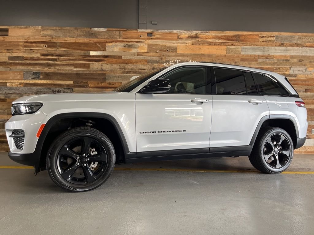 Used 2023 Silver Jeep Altitude X image 17