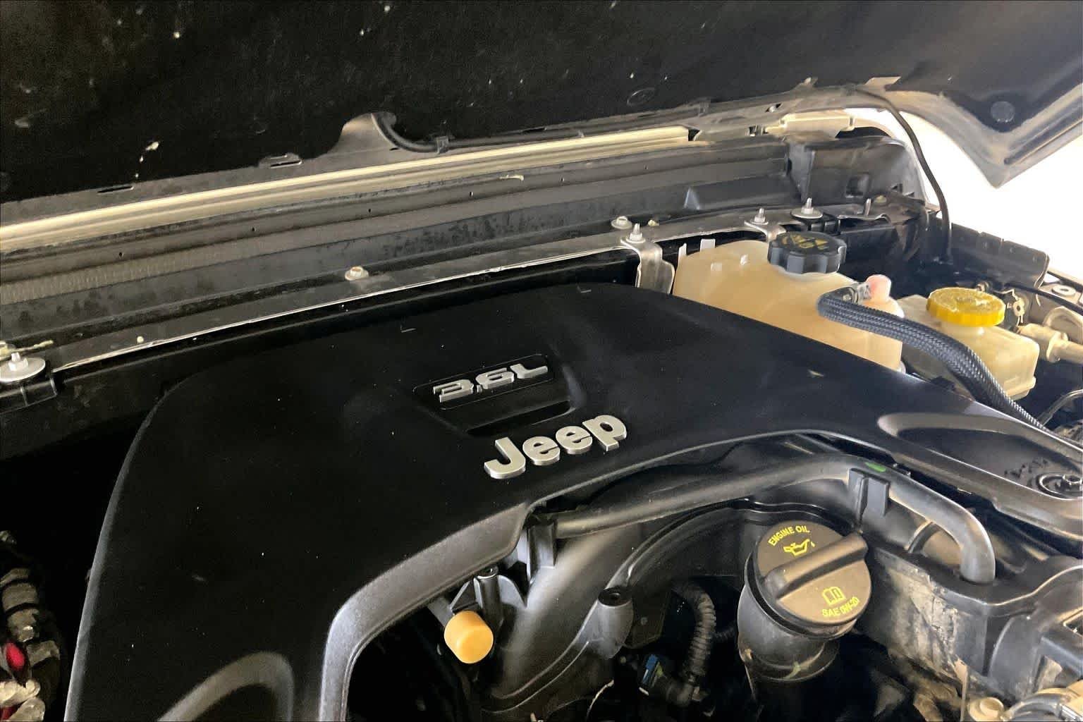 Used 2019 Billet Silver Metallic Clearcoat Jeep Sahara image 29