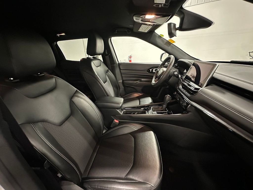 Used 2023 White Jeep Latitude image 26