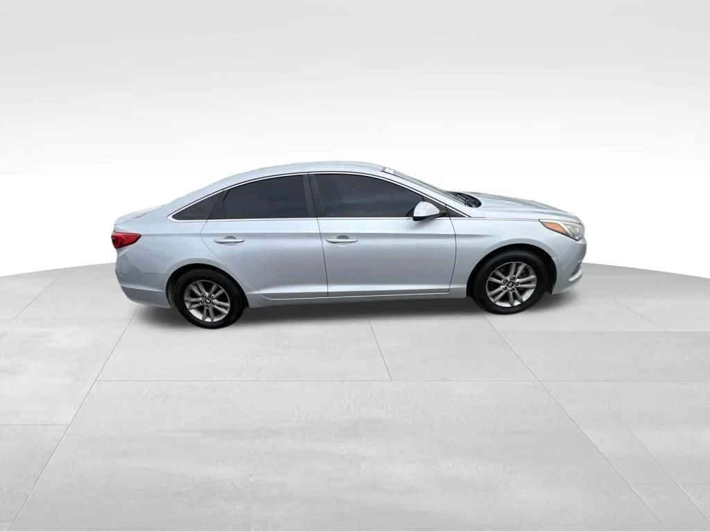 Used 2016 Silver Hyundai SE image 32