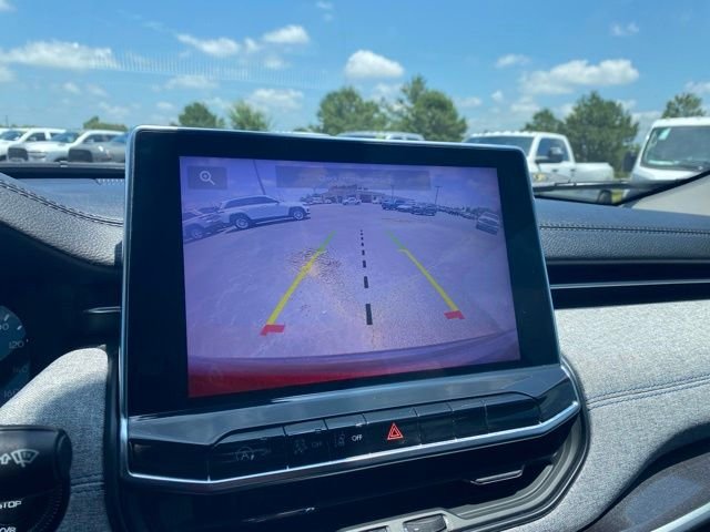 Used 2022 Granite Crystal Clearcoat Metallic Jeep Latitude image 23