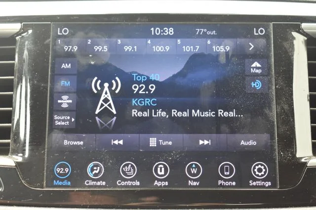 Used 2019 White Chrysler Touring L image 33