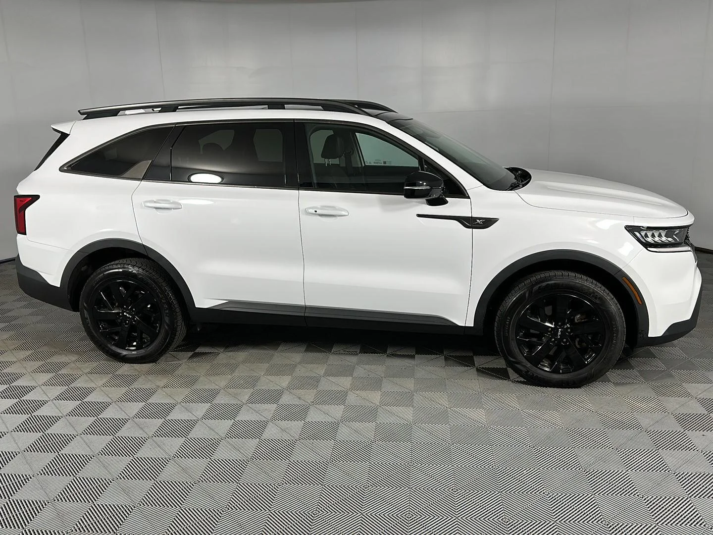 Used 2022 Glacial White Pearl Kia  image 4