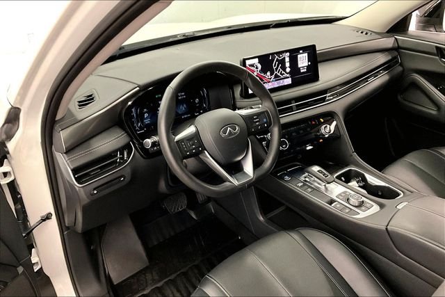 Used 2024 Majestic White INFINITI LUXE image 16