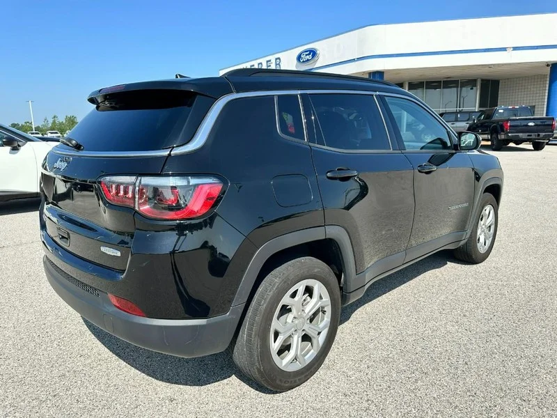 Used 2024 Diamond Black Crystal Pearlcoat Jeep Latitude 4x4 image 6