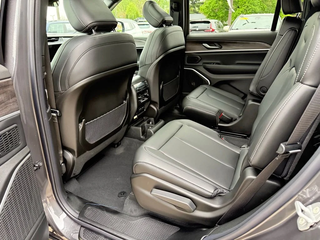 New 2026 Baltic Gray Metallic Clear-Coat Exterior Paint Jeep Limited image 19