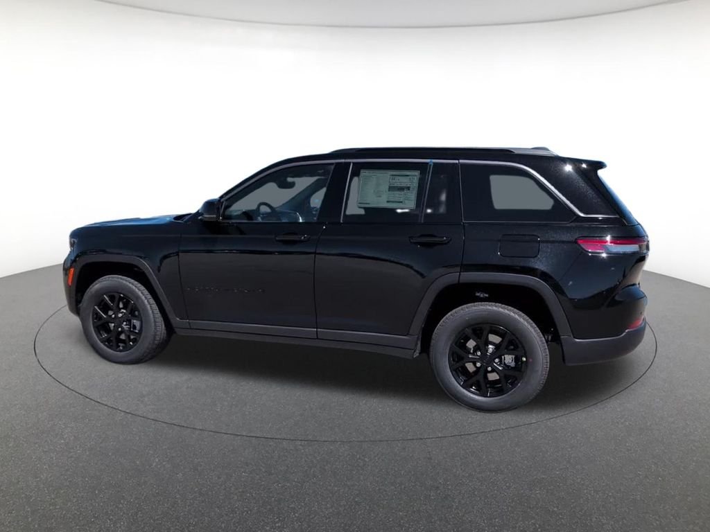 New 2026 Diamond Black Crystal Pearl-Coat Exterior Paint Jeep Laredo image 11