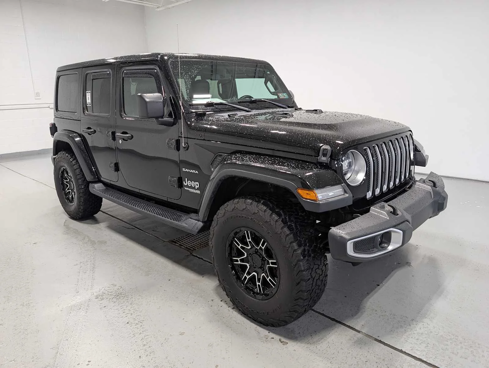 Used 2018 Black Clearcoat Jeep Sahara image 6