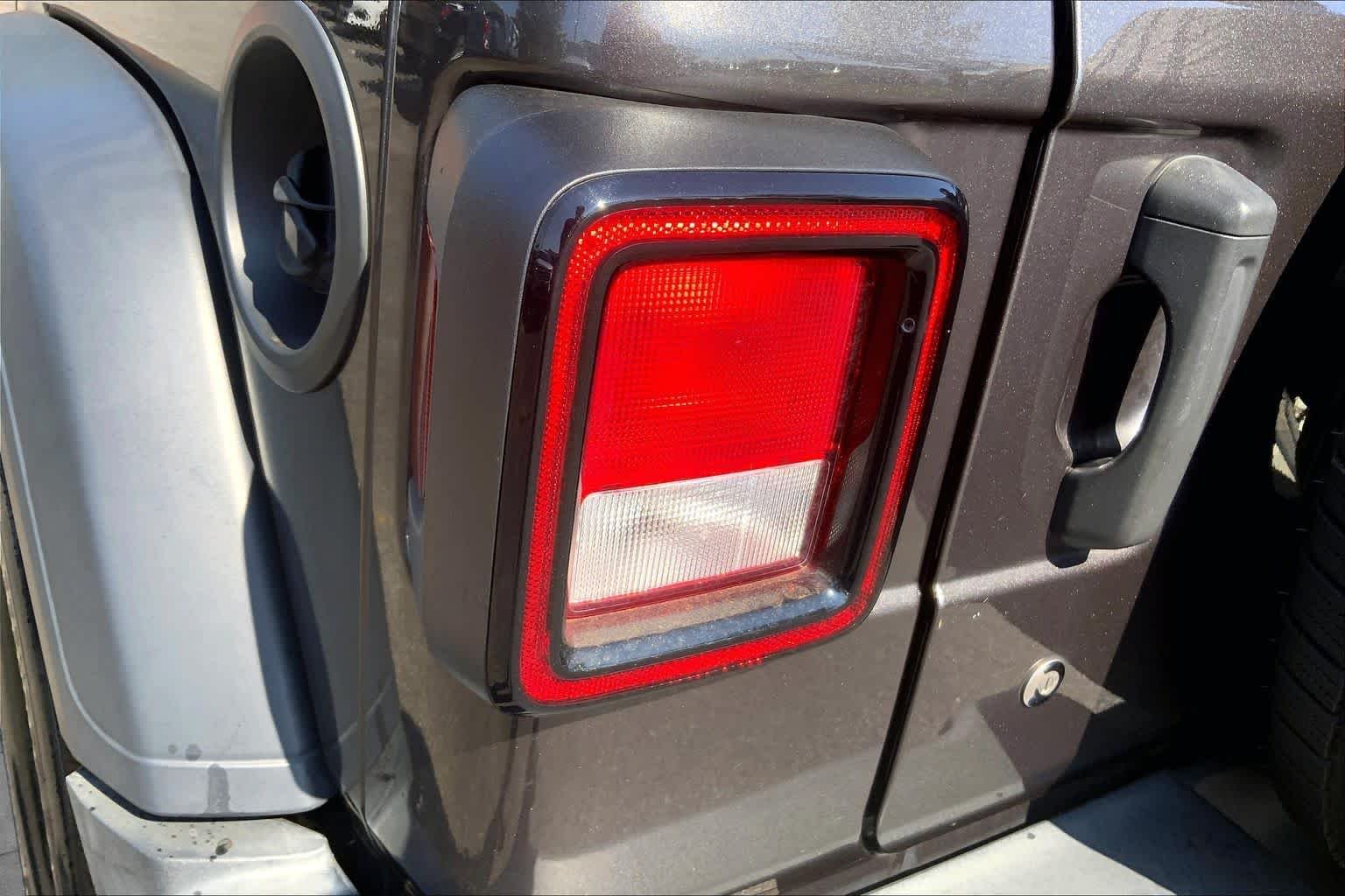 Used 2018 Granite Crystal Metallic Clearcoat Jeep Sport S image 27
