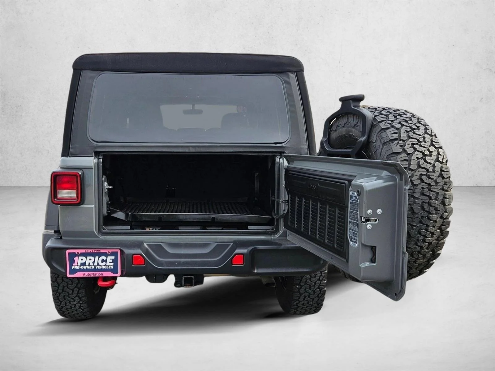 Used 2019 Sting-Gray Clearcoat Jeep Rubicon image 6