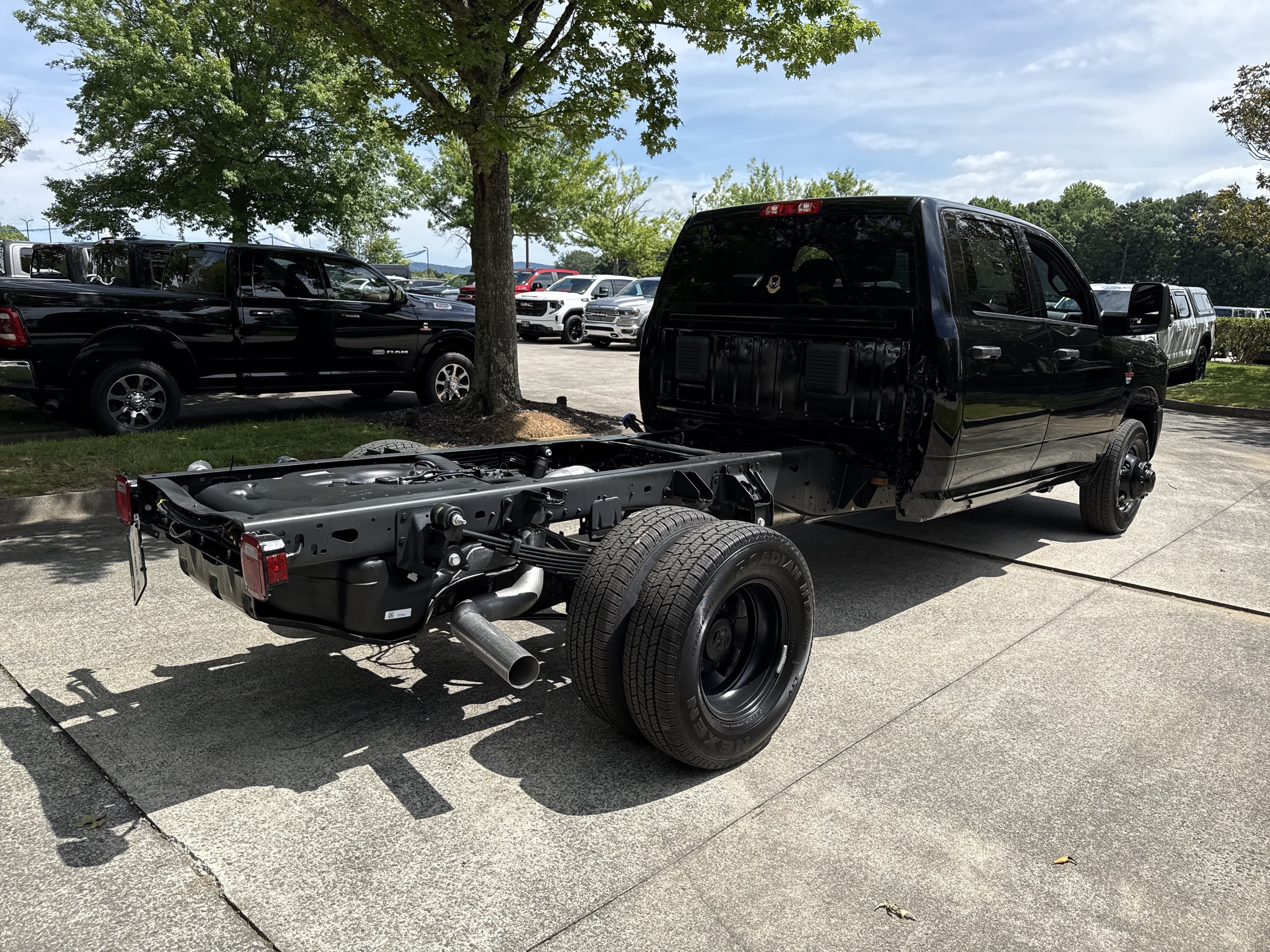 New 2026 Diamond Black Crystal Pearl-Coat Exterior Paint RAM Tradesman image 7